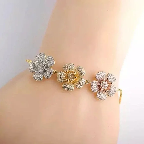 VQ Three-tone Jewelry Set - Picture 4 of 8